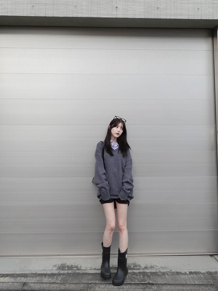 美脚スラリ！中野恵那、ゆるニットコーデで脚線美披露！