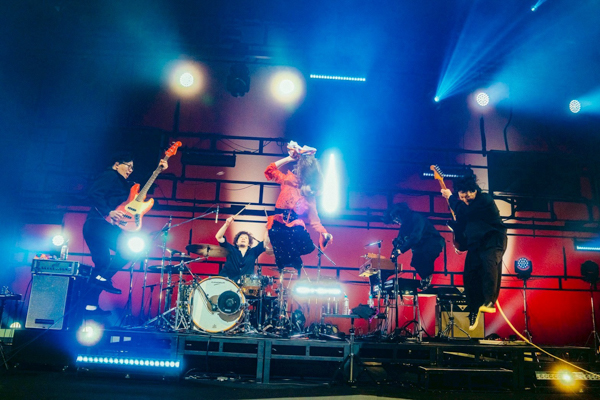 家入レオ、全国ツアー「家入レオ TOUR 2025 〜bulb〜」ファイナル公演に斎藤宏介氏(UNISON SQUARE GARDEN/TenTwenty)がサプライズ出演！「Mirror feat.斎藤宏介」を2人で初パフォーマンス！