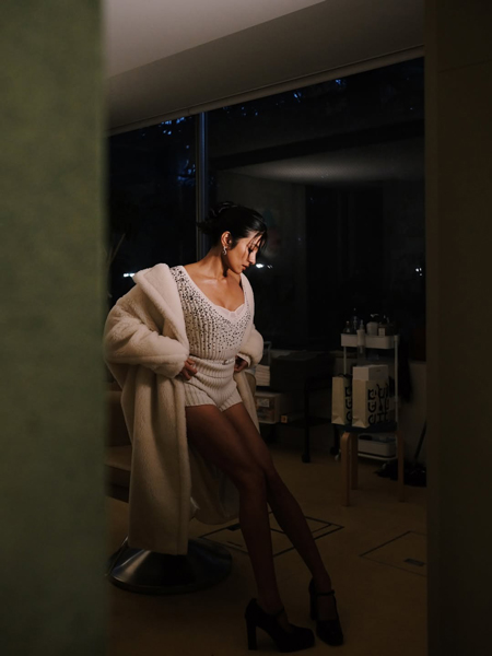 ローラ、ラグジュアリーな「オールホワイト×脚見せ」コーデでファン魅了！