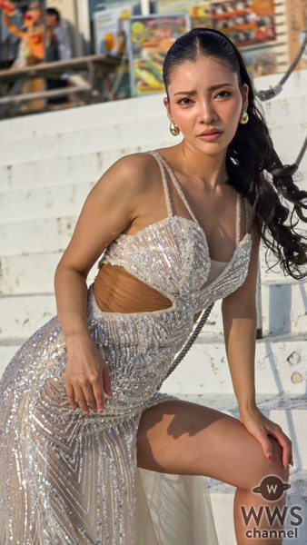 ミス・ユニバース・ジャパン2025 Top5・高山智恵美さん、 白のゴージャスなドレス衣装から美脚披露！ 「やらない後悔より、やった後悔の方が絶対にいい」