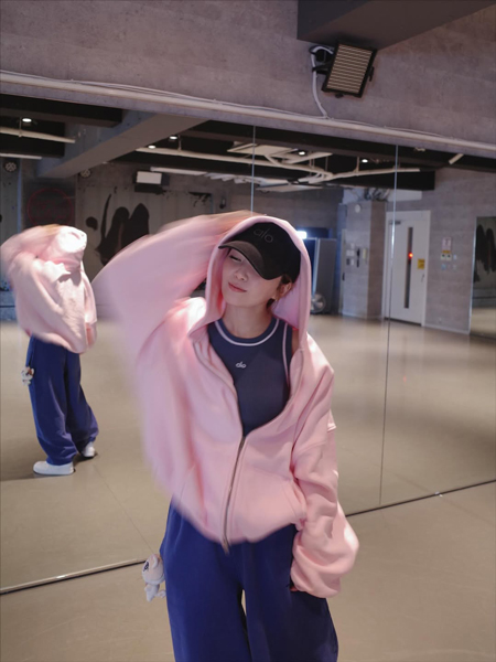 宇野実彩子、スポーティ衣装からチラ見せ！美肩ショットにファン悶絶