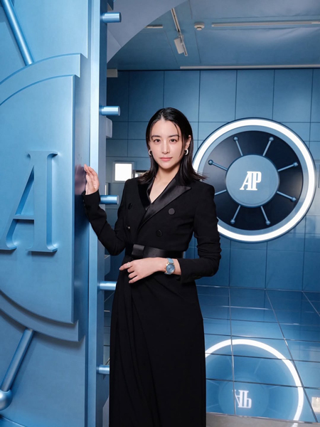 山本美月、スリットから美脚チラ見せ！ブラックドレス姿を公開