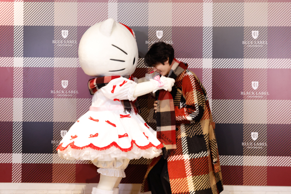 塩野瑛久「キティちゃんにマフラーを巻いてもらうのは、日本人初かも？」貴重な体験に感激「BLUE LABEL / BLACK LABEL CRESTBRIDGE」10周年を記念したイベント「 CB CHECK MARKET 」開催