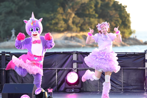 『GAMA LOVE FES 2025』にて柏木由紀をはじめ、MINAMI、ゆい小池（ゆいちゃみ）、米澤りあらが幻想的な海沿いのランウェイに登場！