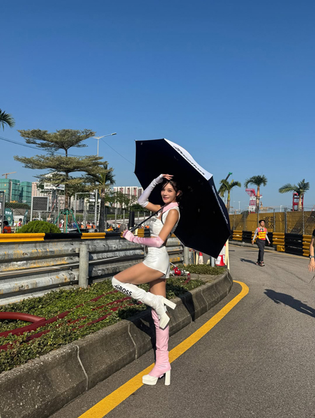 「かわちすぎ」水神きき、美脚あらわなコスチューム姿大公開！