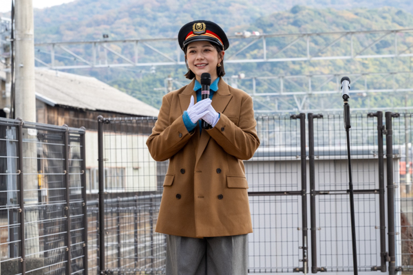 山口ふるさと大使の村重杏奈、『SLやまぐち号』出発式でウインズ小郡20周年を祝福