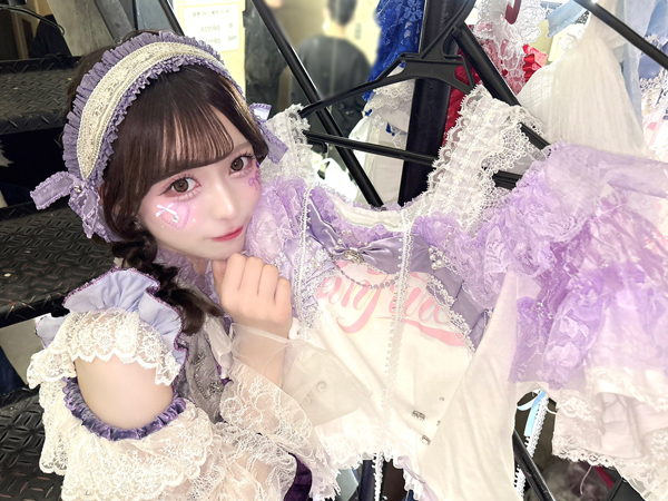 Onephony・浅桜みらい、キュートな三つ編みヘア＆花束抱えたショットが話題！