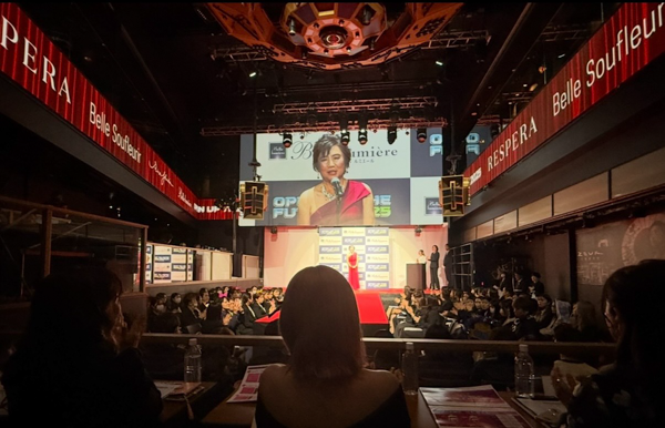 ざわちん、ピンクのグラデーションヘアで審査員！ニーハイブーツから 美脚コーデ披露も