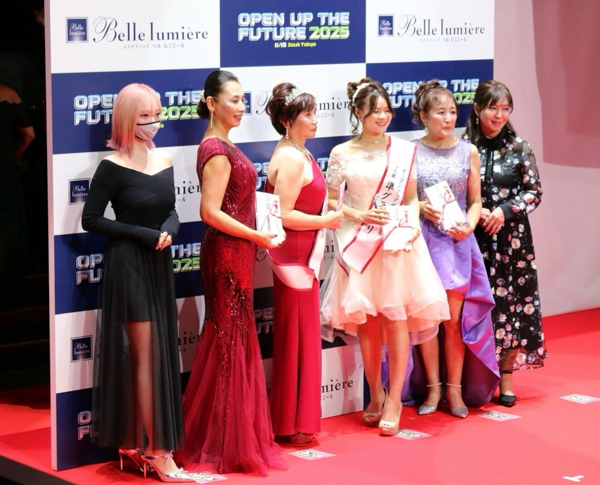 ざわちん、ピンクのグラデーションヘアで審査員！ニーハイブーツから 美脚コーデ披露も