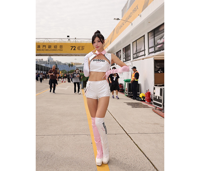 「かわちすぎ」水神きき、美脚あらわなコスチューム姿大公開！