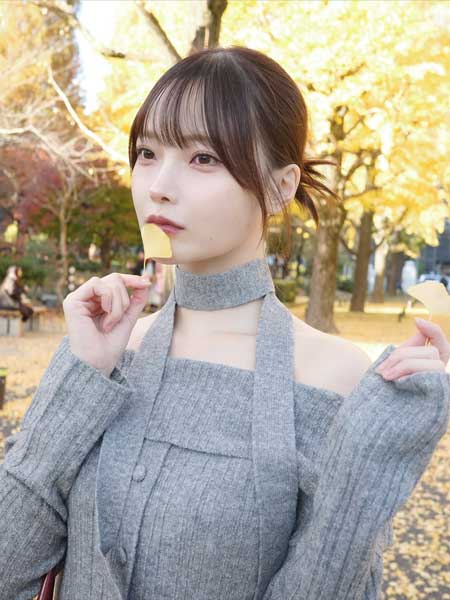 新谷姫加、美肩あらわなニットコーデでファン魅了！