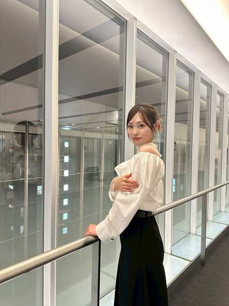 「遥ちゃん可愛すぎて発狂してます！」福原遥、美デコルテあらわなきれいめモノトーンコーデ公開