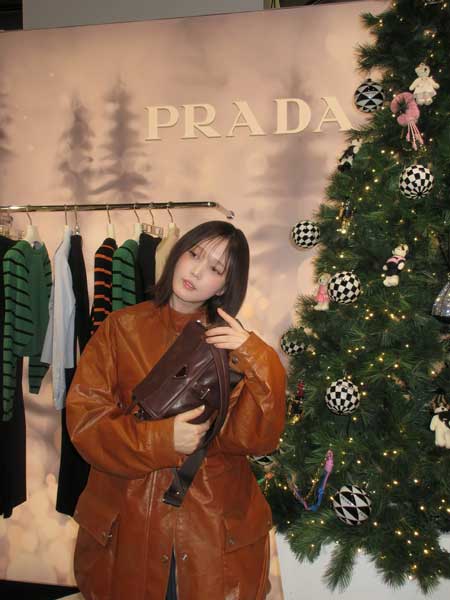 生脚美脚にファン悶絶！本田翼、レザー×ミニ丈で魅せた美脚ショットを公開！