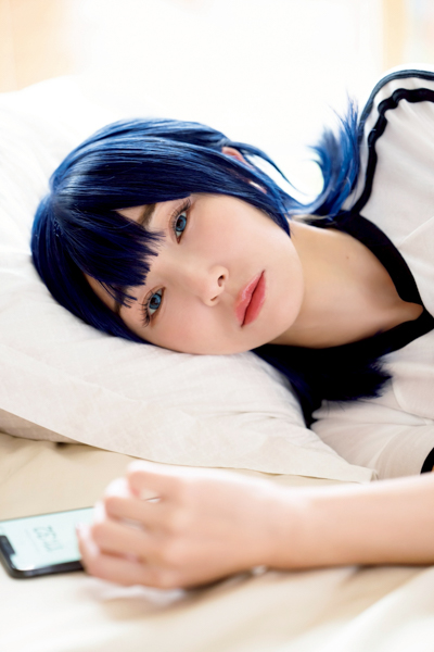 加護亜依、衝撃のイメージチェンジでグラビア界に電撃参戦！「ヤングマガジン」青髪コスプレで魅せた新境地！SNSで話題沸騰「これが加護ちゃん!?」