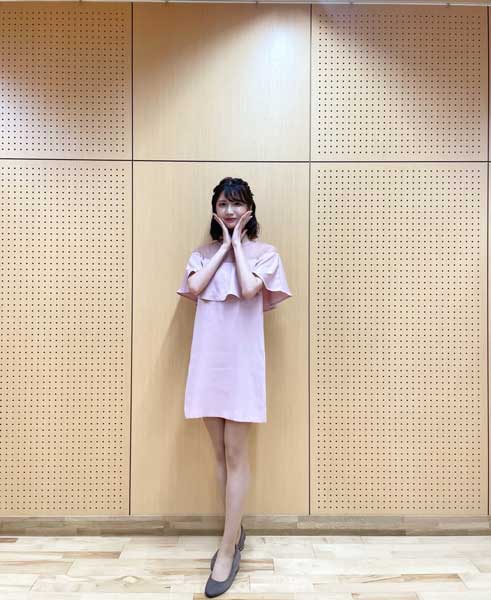 渡辺華音、美脚あらわな上品ドレス姿を披露！