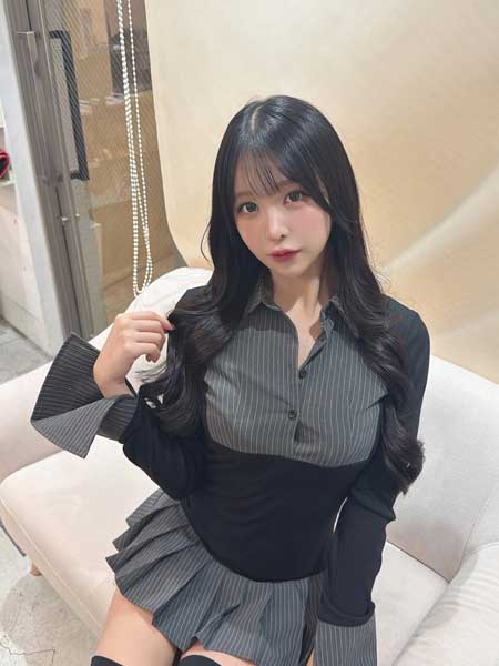 プリーツミニ×ニーハイで魅せる！真島なおみ、圧倒的美脚ショットを公開！！