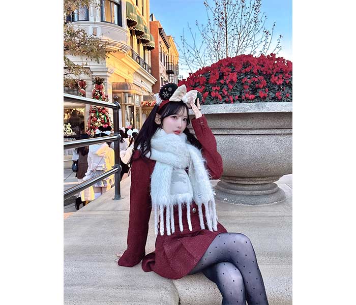 咲真ゆか、ボルドーミニ×ドットタイツで映える脚見せコーデでファン魅了