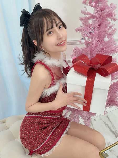 竹内星菜、プレゼントより視線奪う…！可愛さ限界突破の赤ツイードサンタ姿にファンドキッ！