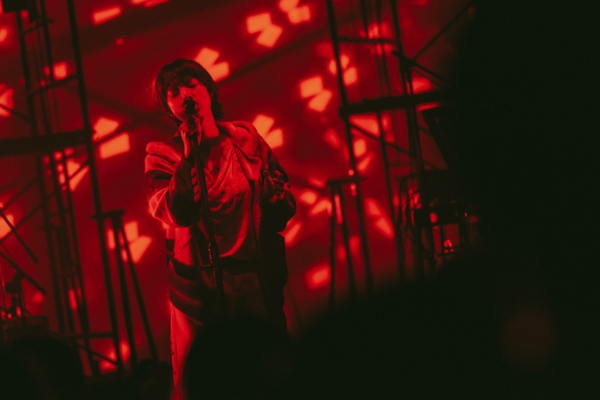 あいみょん、全7公演に及ぶ全国ツアーを完遂！ 12月22日(月)に水戸市民会館グロービスホールで開催された「AIMYON TOUR 2025+ヘブンズ・ベーカリー」のファイナル公演をレポート！ツアーセットリストをまとめたプレイリストも公開！