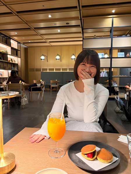 本郷柚巴、小顔際立つボブが最強！圧巻のスタイルあらわなカフェショット公開