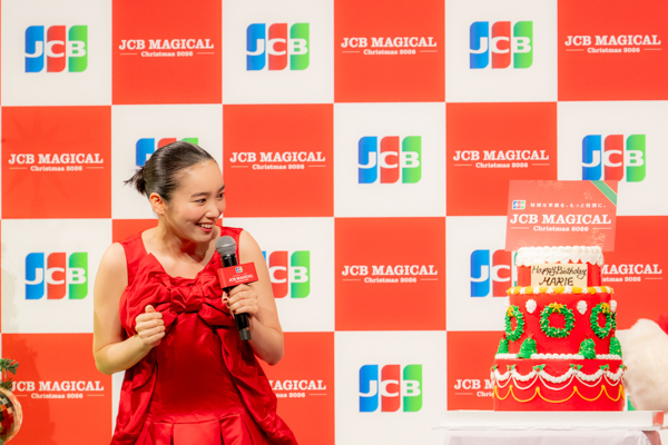 飯豊まりえ、今年の漢字は充「習い事を5つくらい始めた」赤いドレスで登場！1/5の誕生日に向けサプライズ。新しい年は「心がときめくことを大事に」＜オフィシャルレポート＞