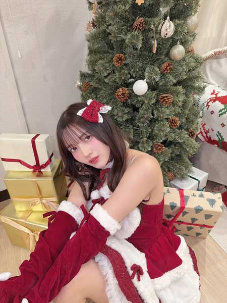 黒嵜菜々子、フリルたっぷりサンタワンピのクリスマスガールに大変身！