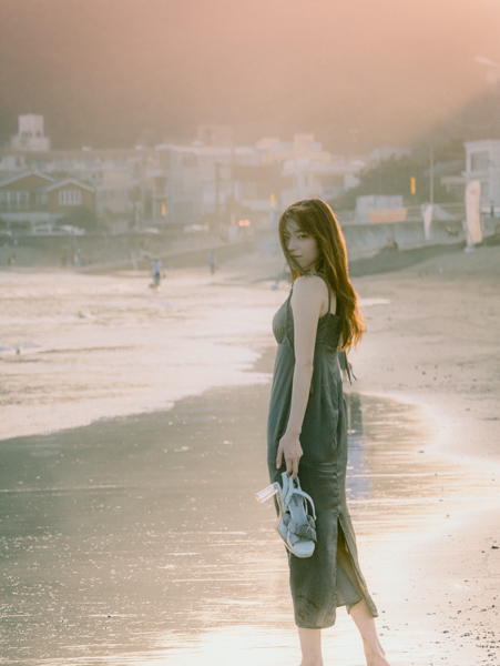 菊川万梨亜さん、チェック柄の秋冬コーデで語る！ 「日頃はサウナが多い三鷹や西荻窪、錦糸町に行くことが多いです！」＜表参道ティアラランウェイ＞