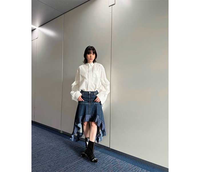 のん、モード全開の白シャツ×美脚のぞくアシンメトリーデニムスカートで『踊る！さんま御殿!!』クリスマスSP出演報告！ファンから「予告で既に可愛さ爆発」「天使やわ」など歓喜の声