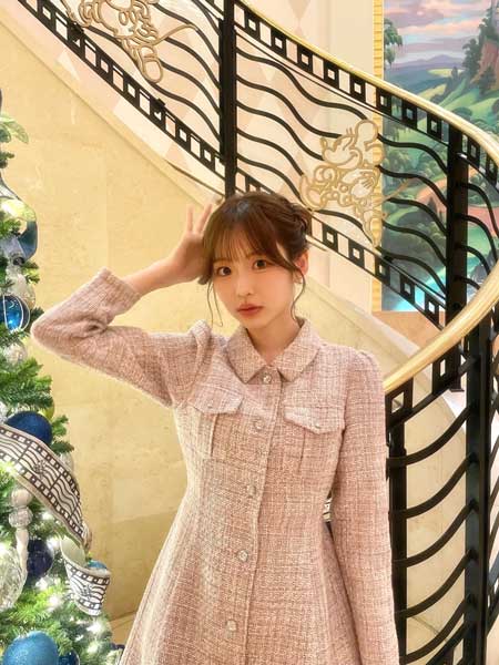 八伏紗世、ミニ丈ワンピ×ストラップパンプスの脚長シルエットでファン魅了！