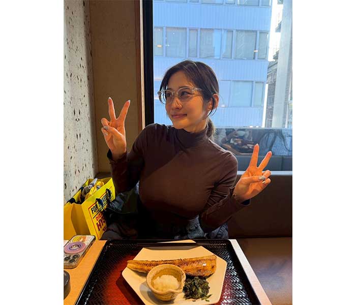 高橋凛、ミニマムにまとめた大人コーデが映えるニットコーデを披露