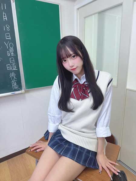 「制服似合ってる」琴るり、キュートすぎるミニスカ制服衣装でファン魅了！