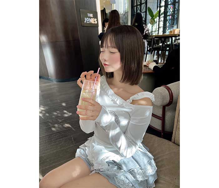 琴雛ひな、白オフショルで透明感爆上がり、フリルレースの甘さが可愛すぎるキュートコーデ披露