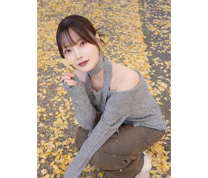 新谷姫加、美肩あらわなニットコーデでファン魅了！
