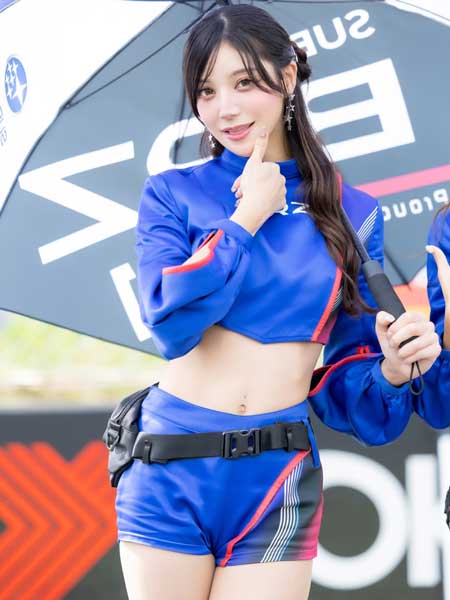 腹筋ラインが強すぎ…！水神きき、ブルー衣装で際立つ引き締めスタイルにドキッ