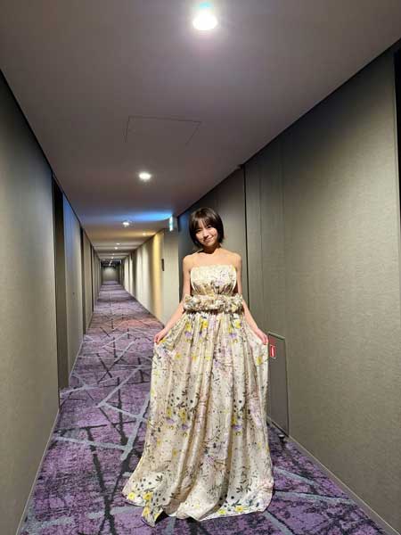 大原優乃、花柄のキャミソールドレスで美貌あらわに！