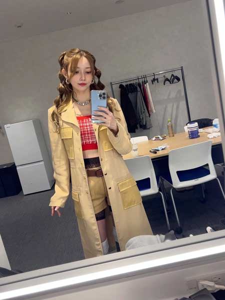 ゴマキ、大胆美脚披露！赤チェック×ベージュアウターでギャップ全開、甘辛ミックスが刺さるファッション公開