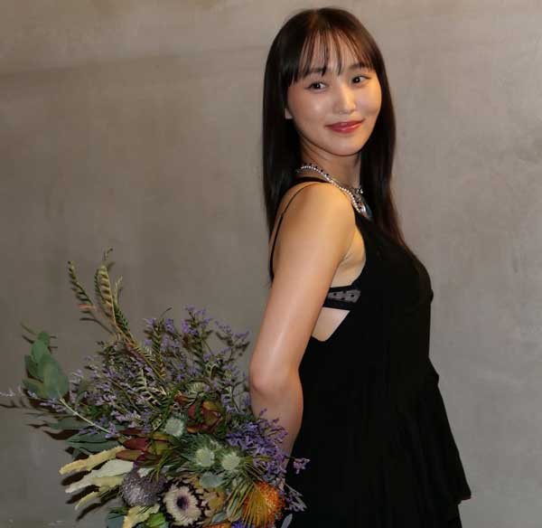 菅井友香、黒ドレスで大人の色気あらわに！ジュエリー盛りが映えるドレッシーな姿を公開