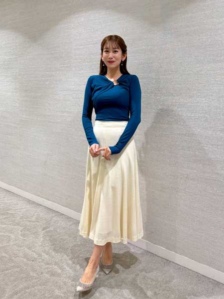 中川安奈、むっちり曲線美かがやく上品シルエットを披露！