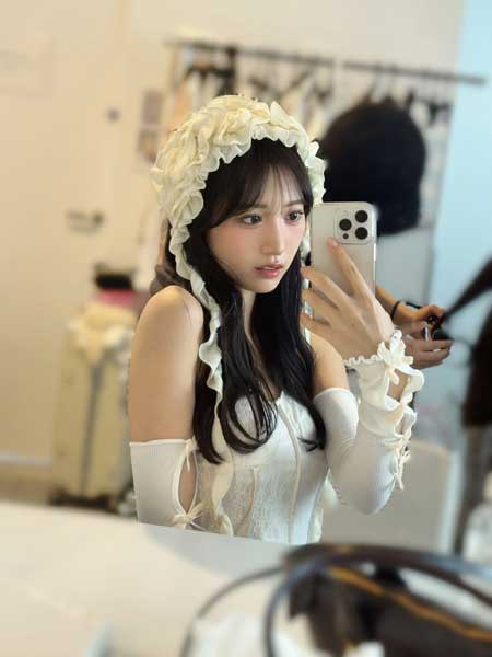 横野すみれ、フリルミニで際立つスラッと美脚ショット公開