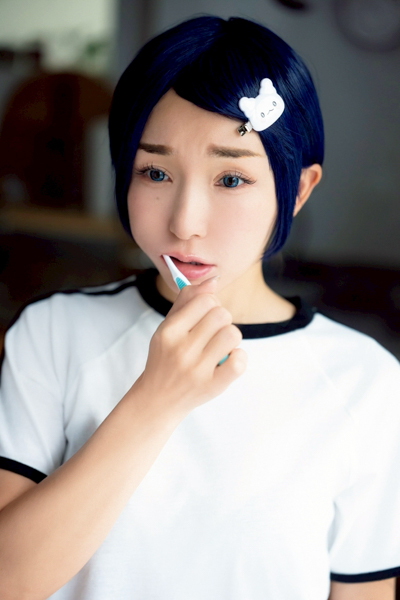 加護亜依、衝撃のイメージチェンジでグラビア界に電撃参戦！「ヤングマガジン」青髪コスプレで魅せた新境地！SNSで話題沸騰「これが加護ちゃん!?」