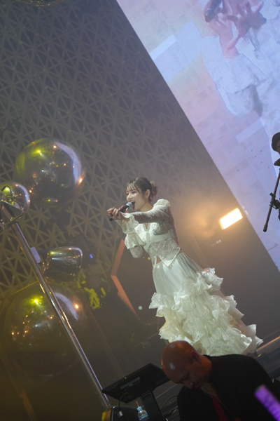 『女王』河北彩伽/萌名、白いドレスの歌姫降臨ショットが天使すぎて話題に！