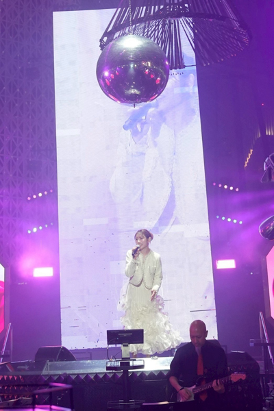 『女王』河北彩伽/萌名、白いドレスの歌姫降臨ショットが天使すぎて話題に！