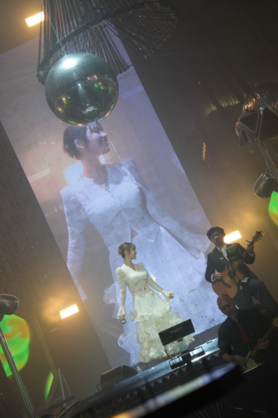 『女王』河北彩伽/萌名、白いドレスの歌姫降臨ショットが天使すぎて話題に！