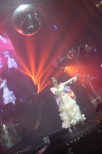 『女王』河北彩伽/萌名、白いドレスの歌姫降臨ショットが天使すぎて話題に！