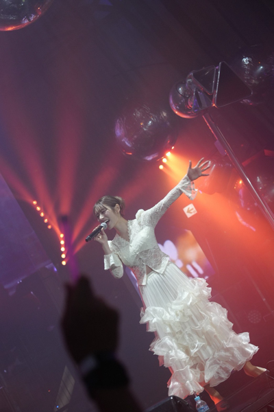 『女王』河北彩伽/萌名、白いドレスの歌姫降臨ショットが天使すぎて話題に！