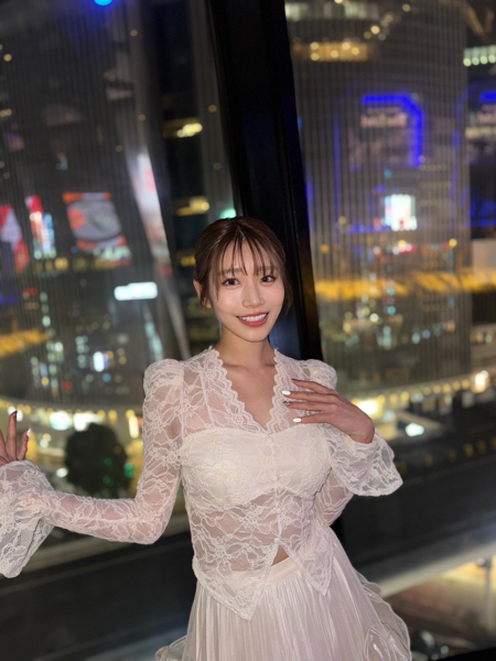 『女王』河北彩伽/萌名、白いドレスの歌姫降臨ショットが天使すぎて話題に！