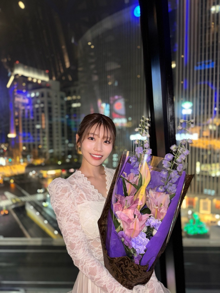 『女王』河北彩伽/萌名、白いドレスの歌姫降臨ショットが天使すぎて話題に！