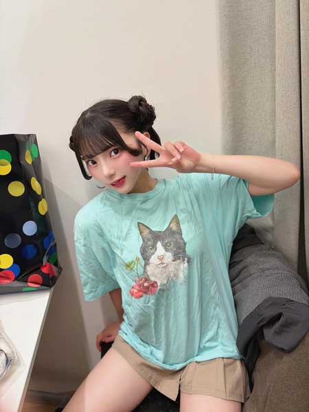 姫野ひなの、美脚チラ見せ！ゆるっとガーリーカジュアルコーデでファン魅力！