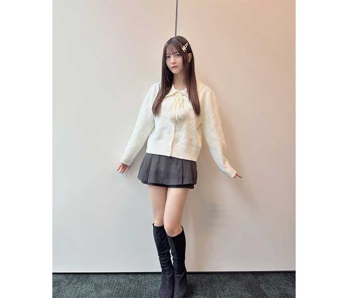 「生足！最高です」黒嵜菜々子、白ニットがキュートな制服風コーデにファン悶絶