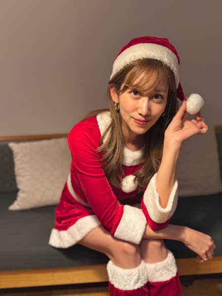 中川安奈、美脚チラ見せ！可愛すぎるサンタコスにファン悶絶！
